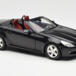 Mercedes SLK R171 Obsidian Melns Metallic Minichamps 1:18 - image 7 of 9
