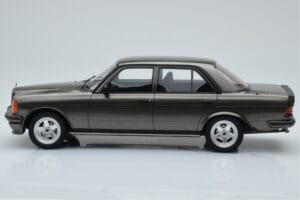 Mercedes W123 AMG 280 Pelēks Otto 1:18 OT750 Sveķi — attēls 3 no 6