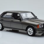 Mercedes W123 AMG 280 Pelēks Otto 1:18 - image 4 of 6