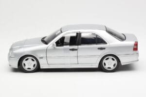 Mercedes C36 AMG W202 Sudrabs UT Models 1:18 180035000 Metāls — attēls 3 no 6