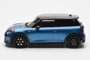 Mini Cooper S F56 Island Zils Otto 1:18 OT982 Sveķi — attēls 3 no 6