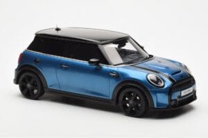 Mini Cooper S F56 Island Zils Otto 1:18 OT982 Sveķi — attēls 4 no 6