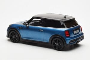 Mini Cooper S F56 Island Zils Otto 1:18 OT982 Sveķi — attēls 5 no 6