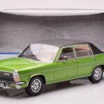 Opel Diplomat B Zaļš Metaliks MCG 1:18 - image 6 of 6