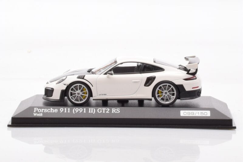 Porsche 911 991.2 GT2 RS Balts Minichamps 1:43