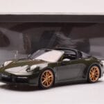 Porsche 911 992 Targa 4S Olīvzaļš GT Spirit 1:18 - image 6 of 6