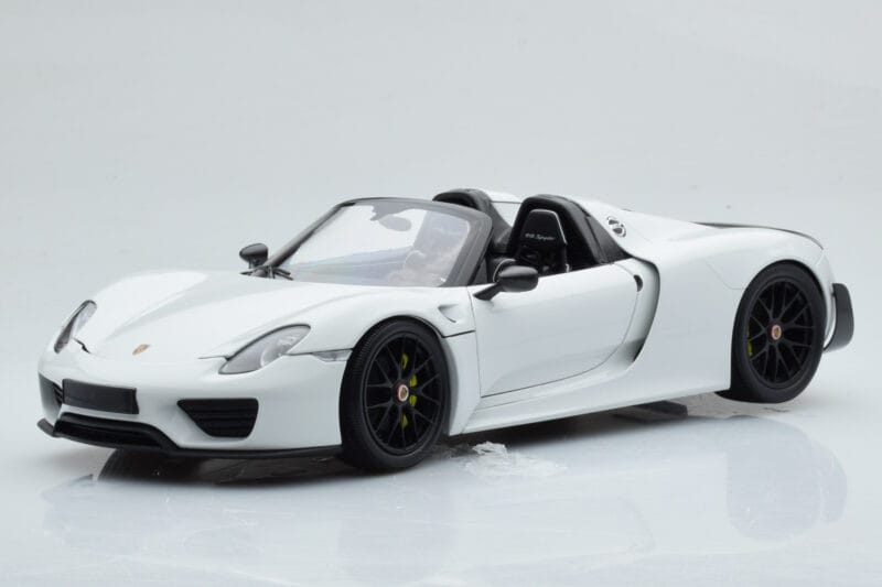 Porsche 918 Spyder Weissach Package Balts Ar Melniem Diskiem Minichamps 1:18