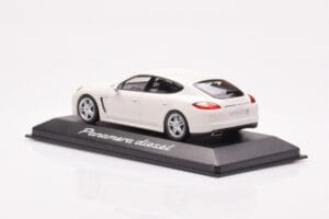 Porsche Panamera 970 Diesel Carrara Balts Minichamps 1:43 WAP0200090C Metāls — attēls 3 no 4