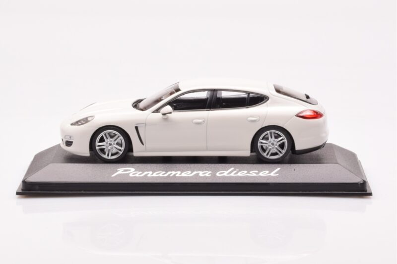 Porsche Panamera 970 Diesel Carrara Balts Minichamps 1:43