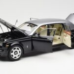 Rolls-Royce Phantom VII EWB Melns un Sudrabs Kyosho 1:18 - image 2 of 8