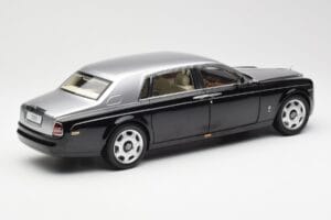 Rolls-Royce Phantom VII EWB Melns un Sudrabs Kyosho 1:18 08841BKS Metāls — attēls 3 no 8