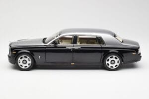 Rolls-Royce Phantom VII EWB Melns un Sudrabs Kyosho 1:18 08841BKS Metāls — attēls 4 no 8