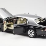 Rolls-Royce Phantom VII EWB Melns un Sudrabs Kyosho 1:18 - image 5 of 8