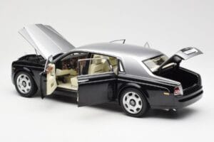 Rolls-Royce Phantom VII EWB Melns un Sudrabs Kyosho 1:18 08841BKS Metāls — attēls 5 no 8