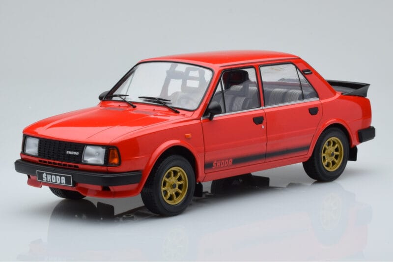 Skoda 130 LR Sarkans IXO 1:18
