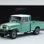 Toyota Land Cruiser 40 4x4 Pickup Zaļš Kyosho 1:18 - image 8 of 8