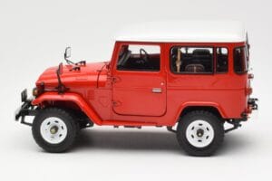Toyota Land Cruiser FJ40 Van Sarkans Kyosho 1:18 08971R Metāls — attēls 4 no 8