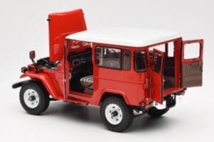 Toyota Land Cruiser FJ40 Van Sarkans Kyosho 1:18 08971R Metāls — attēls 5 no 8