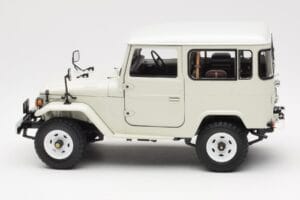 Toyota Land Cruiser FJ40 Van Balts Kyosho 1:18 08971W Metāls — attēls 4 no 8