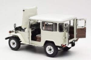 Toyota Land Cruiser FJ40 Van Balts Kyosho 1:18 08971W Metāls — attēls 5 no 8