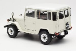 Toyota Land Cruiser FJ40 Van Balts Kyosho 1:18 08971W Metāls — attēls 7 no 8