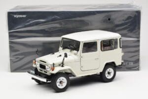 Toyota Land Cruiser FJ40 Van Balts Kyosho 1:18 08971W Metāls — attēls 8 no 8