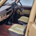 Toyota Land Cruiser 60 Bēšs Ar Papildu Detaļām Kyosho 1:18 - image 11 of 12