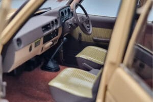 Toyota Land Cruiser 60 Bēšs Ar Papildu Detaļām Kyosho 1:18 08956XBE Metāls — attēls 11 no 12
