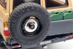 Toyota Land Cruiser 60 Bēšs Ar Papildu Detaļām Kyosho 1:18 08956XBE Metāls — attēls 7 no 12