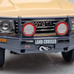 Toyota Land Cruiser 60 Bēšs Ar Papildu Detaļām Kyosho 1:18 - image 9 of 12