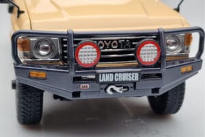 Toyota Land Cruiser 60 Bēšs Ar Papildu Detaļām Kyosho 1:18 08956XBE Metāls — attēls 9 no 12