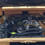 Toyota Land Cruiser 60 Bēšs Ar Papildu Detaļām Kyosho 1:18 - image 10 of 12