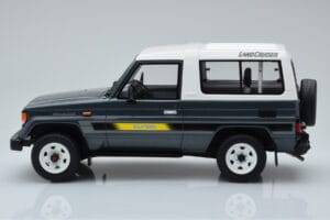 Toyota Land Cruiser LJ73 Pelēks Otto 1:18 OT437 Sveķi — attēls 3 no 6