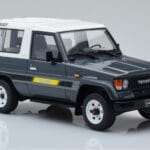 Toyota Land Cruiser LJ73 Pelēks Otto 1:18 - image 4 of 6