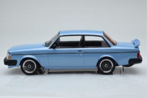 Volvo 240 Turbo Gaiši Zils IXO 1:18 18MCC090 Metāls — attēls 3 no 6