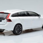 Volvo V60 D3 Crystal Balts FAW 1:18 - image 3 of 7