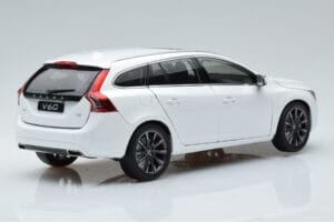 Volvo V60 D3 Crystal Balts FAW 1:18 9430840 Metāls — attēls 3 no 7