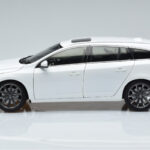 Volvo V60 D3 Crystal Balts FAW 1:18 - image 4 of 7
