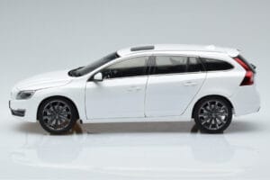 Volvo V60 D3 Crystal Balts FAW 1:18 9430840 Metāls — attēls 4 no 7