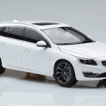 Volvo V60 D3 Crystal Balts FAW 1:18 - image 5 of 7