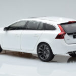 Volvo V60 D3 Crystal Balts FAW 1:18 - image 6 of 7
