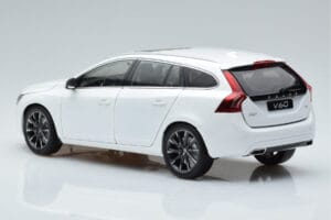 Volvo V60 D3 Crystal Balts FAW 1:18 9430840 Metāls — attēls 6 no 7