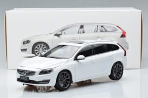 Volvo V60 D3 Crystal Balts FAW 1:18 9430840 Metāls — attēls 7 no 7