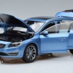 Volvo V60 D3 Power Zils FAW 1:18 9430839 Metāls - image 2 of 7