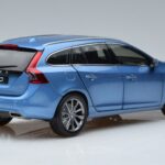 Volvo V60 D3 Power Zils FAW 1:18 9430839 Metāls - image 3 of 7