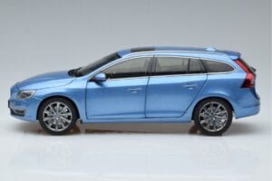 Volvo V60 D3 Power Zils FAW 1:18 9430839 Metāls — attēls 4 no 7