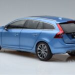 Volvo V60 D3 Power Zils FAW 1:18 9430839 Metāls - image 6 of 7