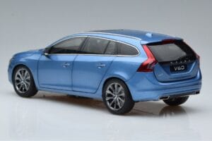 Volvo V60 D3 Power Zils FAW 1:18 9430839 Metāls — attēls 6 no 7
