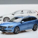 Volvo V60 D3 Power Zils FAW 1:18 9430839 Metāls - image 7 of 7