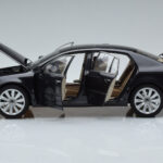Volkswagen Phaeton V6 Mazeppa Pelēks Kyosho 1:18 - image 4 of 9